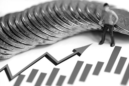 英镑持续走强，受财政稳健预期与美元走弱影响